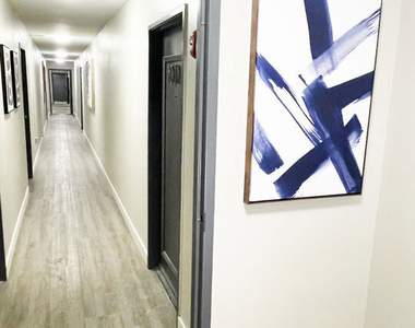 5440 Carlton Way - Photo Thumbnail 14