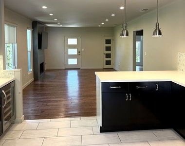 9001 Phyllis Avenue - Photo Thumbnail 3