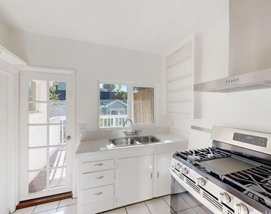 2107 Vine Street - Photo Thumbnail 5