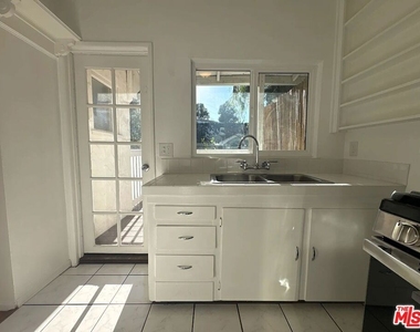 2107 Vine Street - Photo Thumbnail 7