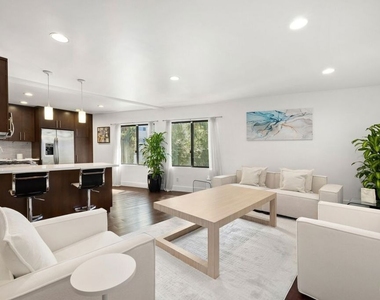 8755 Shoreham Drive - Photo Thumbnail 4