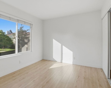 2511 Easton Place - Photo Thumbnail 9