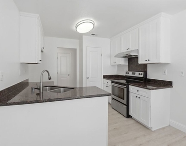 2511 Easton Place - Photo Thumbnail 6
