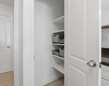 2511 Easton Place - Photo Thumbnail 8