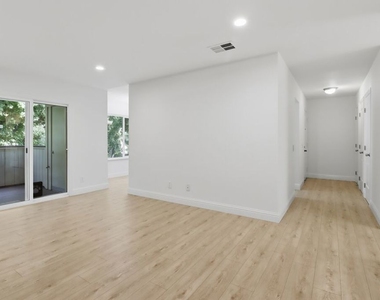 2511 Easton Place - Photo Thumbnail 2