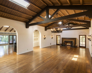 902 N Whittier Drive - Photo Thumbnail 3