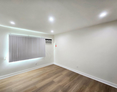 1341 N Keystone Street - Photo Thumbnail 11