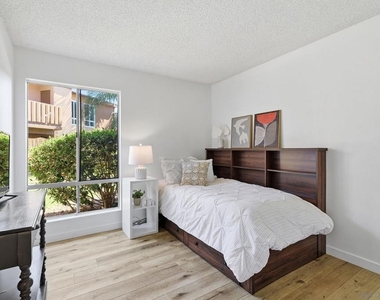 1051 Rock Springs Rd - Photo Thumbnail 11