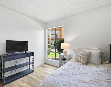 1051 Rock Springs Rd - Photo Thumbnail 12