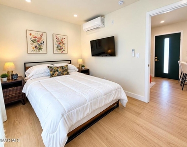 8324 Bardwell Avenue - Photo Thumbnail 12