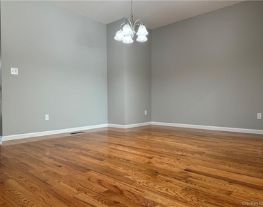 16 Pinto Road W - Photo Thumbnail 8