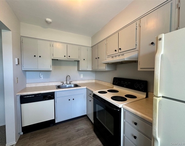 101 Sylvan - Photo Thumbnail 2