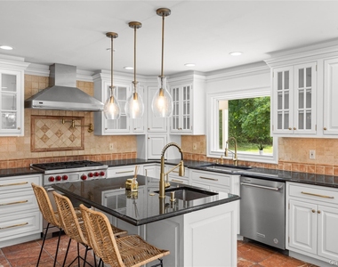 467 Hempstead - Photo Thumbnail 3