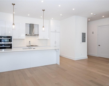 110 Chatsworth Avenue - Photo Thumbnail 6