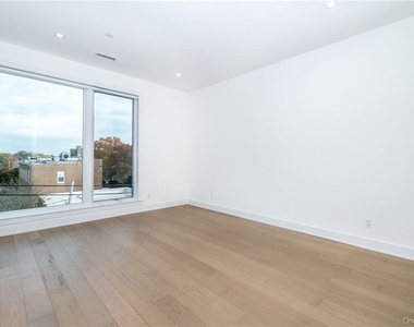 110 Chatsworth Avenue - Photo Thumbnail 16