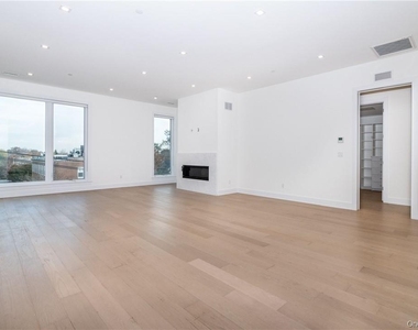 110 Chatsworth Avenue - Photo Thumbnail 9
