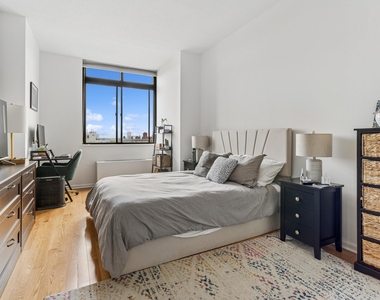 225 W 83rd Street - Photo Thumbnail 4