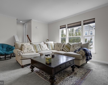 102 Gretchen Court - Photo Thumbnail 8