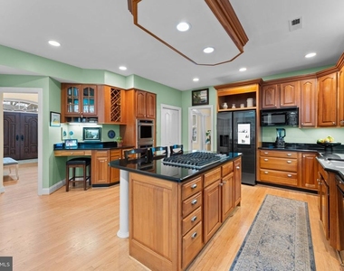 4304 Lorcom Lane - Photo Thumbnail 13