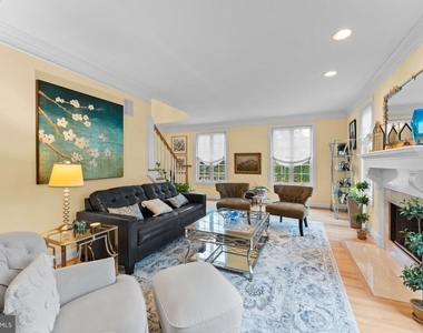 4304 Lorcom Lane - Photo Thumbnail 4