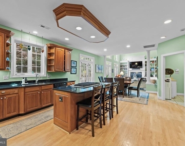 4304 Lorcom Lane - Photo Thumbnail 12