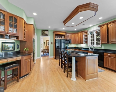 4304 Lorcom Lane - Photo Thumbnail 11