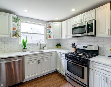 2627 E Thompson Street - Photo Thumbnail 8