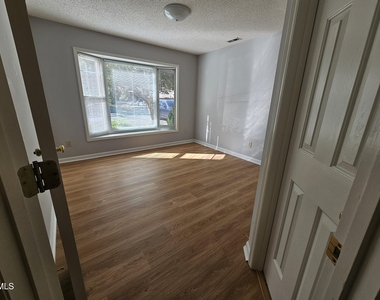 108 Forest Oaks Drive - Photo Thumbnail 4