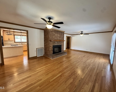 402 N Pine Street - Photo Thumbnail 6