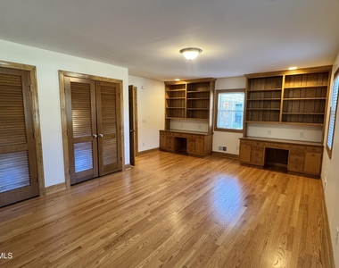 402 N Pine Street - Photo Thumbnail 12