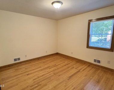 402 N Pine Street - Photo Thumbnail 10