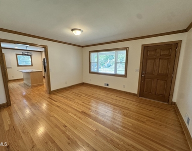 402 N Pine Street - Photo Thumbnail 7