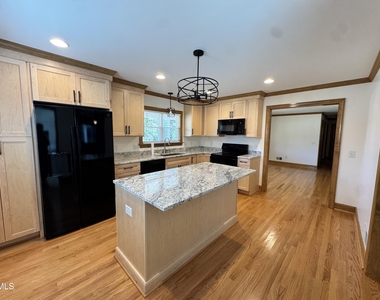 402 N Pine Street - Photo Thumbnail 4