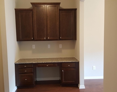 216 Hamlet Place - Photo Thumbnail 7