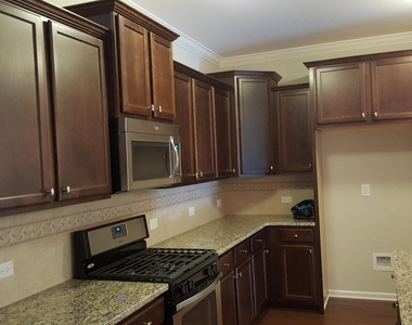 216 Hamlet Place - Photo Thumbnail 3