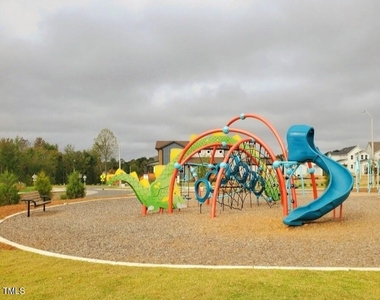 451 Vine Parkway - Photo Thumbnail 8