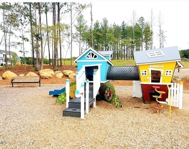 451 Vine Parkway - Photo Thumbnail 2