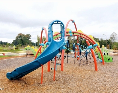 451 Vine Parkway - Photo Thumbnail 4