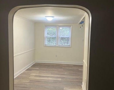319 W 21st Street - Photo Thumbnail 1