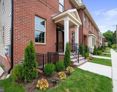 262 W Ashland Street - Photo Thumbnail 2
