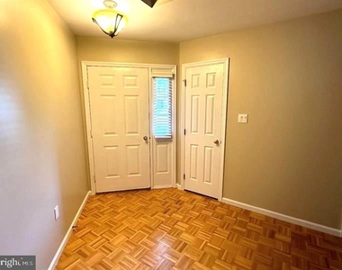 163 Hawthorne Court - Photo Thumbnail 6