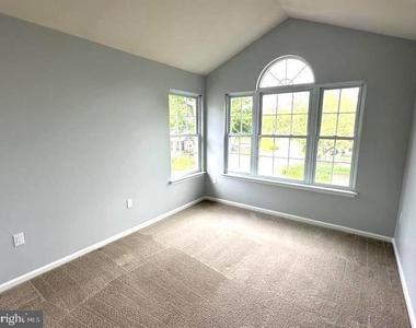 163 Hawthorne Court - Photo Thumbnail 28