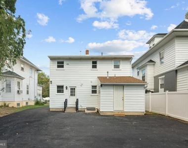 802 Collings Avenue - First Fooor Avenue - Photo Thumbnail 13