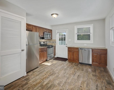 802 Collings Avenue - First Fooor Avenue - Photo Thumbnail 4