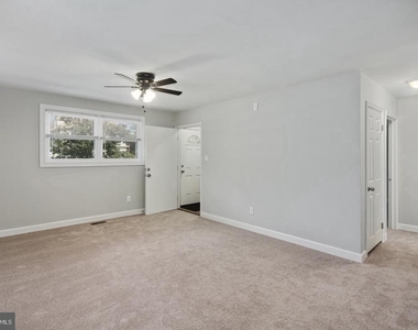 802 Collings Avenue - First Fooor Avenue - Photo Thumbnail 6
