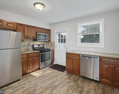 802 Collings Avenue - First Fooor Avenue - Photo Thumbnail 3