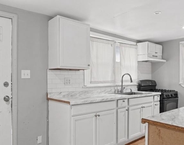 709 E Main Street E - Photo Thumbnail 4