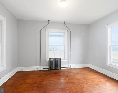 709 E Main Street E - Photo Thumbnail 9