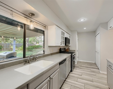 1300 Neans Dr - Photo Thumbnail 8