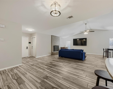 1300 Neans Dr - Photo Thumbnail 13